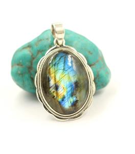 Colgante de Labradorita Multifuego Natural con Engaste de Garra en Plata de Ley 925 - Regalo Unisex - Product Image 1