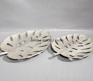 Plateau de service ovale moderne en argent brillant avec un design élégant et des poignées faciles à saisir, idéal pour les divertissements élégants - Product Image 6