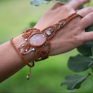 Bracelet d'amitié en macramé vintage fait à la main, forme pyramidale, plaqué or, fils multicolores, serti de pierres, cadeaux IGI HARI OM CREATIONS - Product Image 1