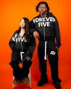 Sweat à capuche brodé unisexe personnalisé avec strass Ensemble sweats à capuche et pantalons de survêtement deux pièces pour hommes Survêtements en strass - Product Image 1