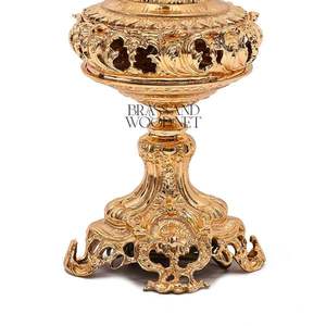 Lámpara de mesa decorativa de latón antiguo con base ornamentada grabados detallados y pantalla de tela elegante para interiores de lujo - Product Image 2