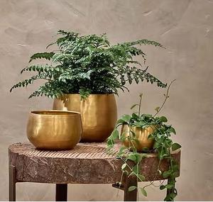 Maceta de metal con textura de acabado dorado perfecta para exhibir plantas artificiales en pasillos dormitorios o áreas de recepción - Product Image 1