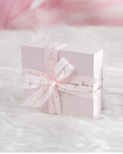 Boîte cadeau rose de luxe avec couvercle amovible, ruban estampé, emballage personnalisé écologique et biodégradable pour occasions spéciales - Product Image 4