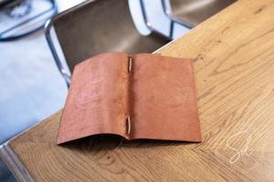 Couverture de menu à double pli en cuir A4 avec support central élastique Classeur de restaurant LMC-0055 personnalisé - Product Image 3