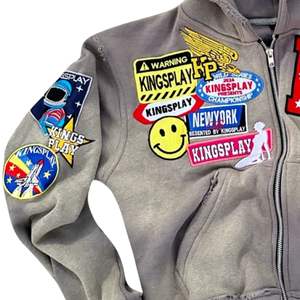 Sudadera con capucha para hombre con cremallera y parches gráficos, forro polar, estilo urbano, detalle de manga desgastada, ropa exterior informal - Product Image 4