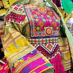 Robe traditionnelle afghane brodée Salwar Kameez en velours afghan faite à la main pour les mariages et les fêtes Robe en coton de taille personnalisée - Product Image 6