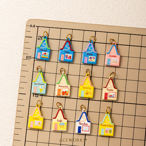 Miniaturas de la Aldea de los Cuentos |   Colgantes de acero inoxidable con baño de oro PVD de 18K, esmaltados a mano, con diseño de escaparate y mini casa de tienda - Product Image 4