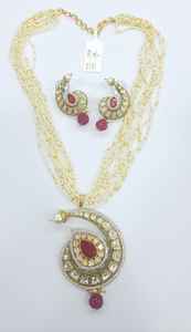 Collier à pendentif Kundan traditionnel moderne avec pierres vertes et boucles d'oreilles parfait pour les demoiselles d'honneur mariées et les looks festifs - Product Image 5