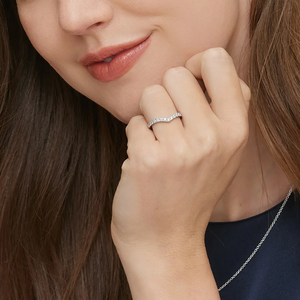 Anillo de diamante de moissanita de plata 925 de lujo redondo en diseño atemporal para fiesta de aniversario de boda de compromiso de mujer - Product Image 1