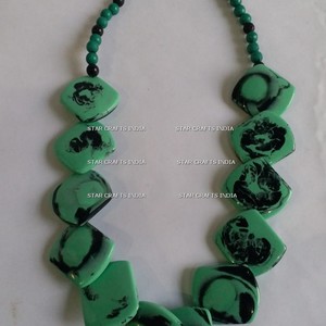 Acheter Collier en résine rouge de haute qualité Bijoux tendance pour femmes de l'Inde Look tendance Collier en résine fait main - Product Image 3