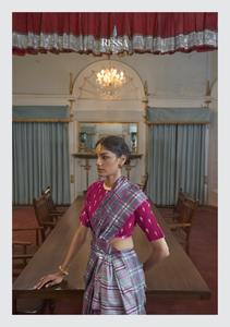 Descubre Timeless Elegance Nuevo catálogo 'Kathputli' con exclusivo Chex Print Grey Banarasi Silk Sarees para Indian - Product Image 6