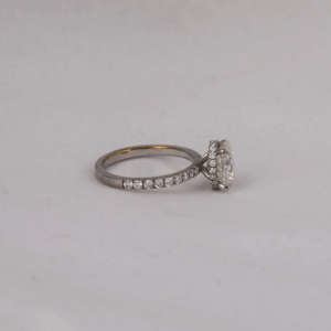 Elegante anillo de compromiso chapado en oro blanco sólido de 18 quilates clásico corte ovalado diamante creado en laboratorio con Halo oculto certificado IGI - Product Image 4