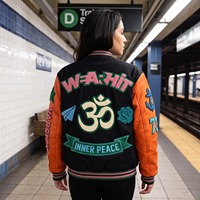 Blouson universitaire épais à coupe décontractée, entièrement orné de patchs en chenille, en laine noire avec manches en cuir orange, intérieur avec motif 'Peace', modèle Letterman OEM
