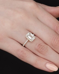 Anillo de compromiso con halo de circonita cúbica con corte esmeralda de 6x9 mm, chapado en oro amarillo, banda pavé, diseño elegante de joyería fina para mujer - Product Image 3