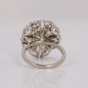 แหวนหมั้นเพชรทรงดอกไม้สีเหลืองเจียระไนแบบเรเดียนท์คัท เพชรสร้างในห้องปฏิบัติการ รับรองโดย IGI ทองคำแท้ 14 กะรัต ดีไซน์คลาสสิกแบบฝังเพชรหรูหรา - Product Image 3