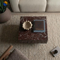 Table basse de luxe en marbre italien, plateau en pierre naturelle de Carrare avec pieds en métal, mobilier tendance 2026 pour salon et villa