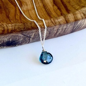 Collar con Colgante de Topacio Azul Londres Personalizado en Forma de Lágrima, Plata de Ley 925, Piedra de Nacimiento de Diciembre, Monograma Genuino - Product Image 1