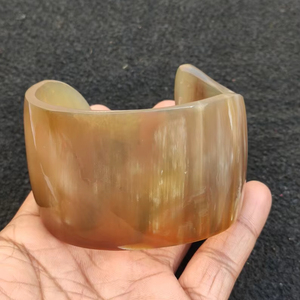 กำไลข้อมือทำมือจากเขาสัตว์ธรรมชาติ สีธรรมชาติ ดีไซน์สวยงามที่สุด เครื่องประดับจากเขาควายและเขาสัตว์อื่นๆ สำหรับงานแต่งงาน - Product Image 1