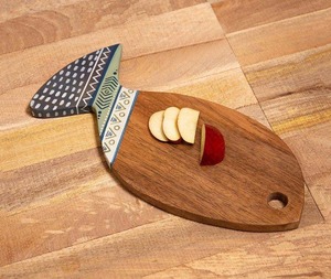 Tabla de cortar de madera de mango natural con forma de pez pintada a mano/producto hecho a mano en India - Product Image 3