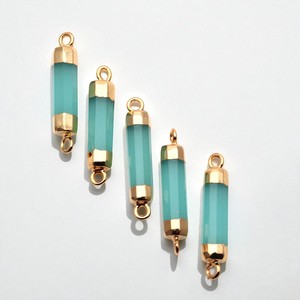 Encantos de piedras preciosas de doble punta electrochapados en oro de 18 quilates-Conectores de piedras preciosas de forma cilíndrica para venta al por mayor - Product Image 3