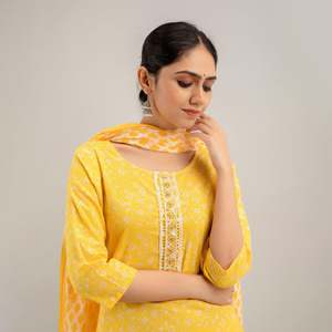 Kurta de Mujer con Corte en A y Diseño de Estampado Floral Amarillo en el Pecho, Incluye Pantalones y Conjunto de Dupatta - Product Image 5