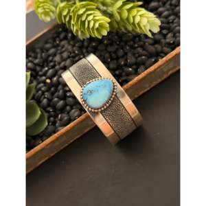 Brazalete de Plata de Ley y Turquesa Golden Hills de David Benally, Joyería Coleccionable Cultural - Product Image 3