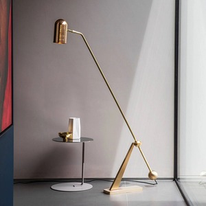 Elegante lámpara de pie plegable de metal dorado, ideal para dormitorio, sala de estar, salón y adecuada para sesiones de fotografía de la India - Product Image 6