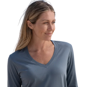 T-shirt à manches longues pour femme, bleu cendré, col en V, 100% coton biologique de luxe, pré-rétréci, certifié GOTS, coupe classique, doux et premium - Product Image 6