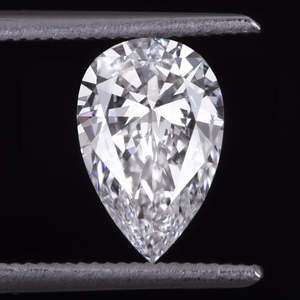 เพชรทรงหยดน้ำ 1 กะรัต รูปทรงลูกแพร์ เพาะเลี้ยงในห้องปฏิบัติการ ความใส E VVS2 สำหรับทำเครื่องประดับแบบเพชรเม็ดเดี่ยวที่ได้รับการรับรอง ขัดเจียรด้วยเลเซอร์ ระยิบระยับ - Product Image 3
