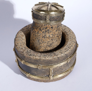 Mortero y mazo de latón pulido con un diseño elegante y refinado. Perfecto para hierbas, disponible a precio de mayoreo. - Product Image 6