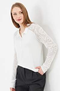 Elegante Blusa de Punto con Cuello Alto para Mujer - Blusa de Tricot Blanca con Patrón de Rosas y Encaje, Manga Larga, Estilo Chic - Product Image 3