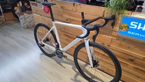 Qualité 2024 C o l n a g o V4Rs Disc Rouge AXS avec roues Fulcrum Racing Wind 400 Prêt à être expédié - Product Image 2