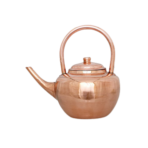 Bouilloire de forme ronde au design moderne, de qualité supérieure, en cuivre martelé avec poignée en laiton, en provenance d'Inde - Product Image 3