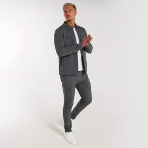 Surchemise Charcoal-Coupe décontractée élégante avec poches zippées cachées verrouillables et détails minimes en métal armé pour un confort hivernal - Product Image 4