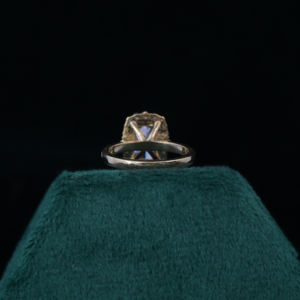 Anillo de Compromiso y Boda con Halo de Diamantes Cultivados en Laboratorio, Corte Radiante de 2.7CT, Oro de 18KT, Joyería Hecha a Mano de Moda para Mujer - Product Image 2