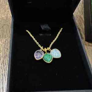 Petite feuille naturelle sculptée faite à la main pierre précieuse pendentif à breloque or pierre de naissance bijoux collier délicat cadeau parfait pour elle - Product Image 1