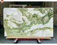 Pierre verte translucide, marbre irlandais Connemara, jade vert, cèdre des neiges du Nord, comptoir d'îlot de cuisine en marbre et carreaux muraux