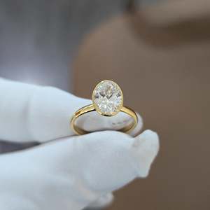 Bague de fiançailles en diamant de laboratoire certifié IGI 2,00 ct, design ovale serti clos, en or éco-responsable DEF VVSVS - Product Image 5