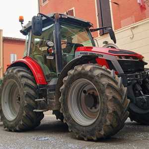 Tracteur agricole diesel 4x4 Massey Ferguson d'occasion de haute performance à vendre - Product Image 4