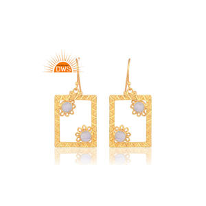 ต่างหูห้อยประดับหินพระจันทร์สีรุ้งธรรมชาติ18K ทำจากทองเหลืองออกแบบได้ตามต้องการ - Product Image 1