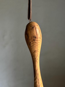 Rehausseur de chaussures en bois torsadé élégant avec une finition lisse, conçu pour une prise en main confortable et une esthétique intemporelle, en provenance d'Inde - Product Image 2