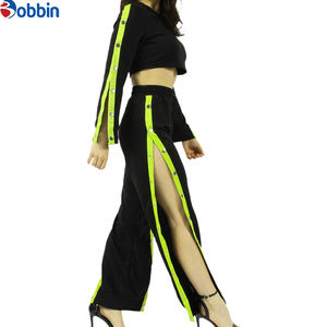 Ensemble de survêtement streetwear d'hiver pour femmes, logo personnalisé, boutons-pression intégrés, pantalon de jogging long à coupe courte, 2 pièces, polaire écologique - Product Image 5