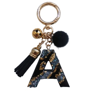 Llavero de alfabeto de resina estética con destellos para uso diario Llavero de resina brillante hecho a mano con fuentes en negrita y detalles de arte - Product Image 1