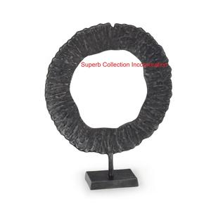 Escultura de anillo de metal dorado elegante con acabado Escultura de oro decorativa hecha a mano con acento de mesa elegante en base negra - Product Image 5