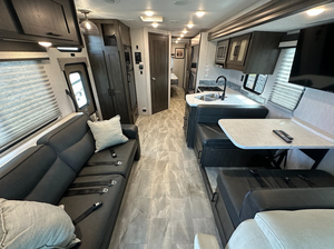 Autocaravana Usada de Grado Industrial Clase A 2025 con Comodidades Completas, Extensibles y Capacidad para 6 Personas - Product Image 6