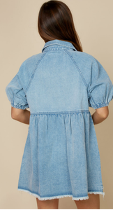 Vestido de mezclilla con cuello y mangas abullonadas Diseñado con botones funcionales hasta el final y ajuste relajado - Product Image 4