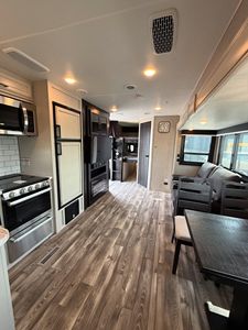 Caravane Jaycoo Eagle Travel Trailer, capacité de couchage pour 6 personnes, caravane moderne en aluminium avec cuisine coulissante et design imprimé sur écran. - Product Image 3