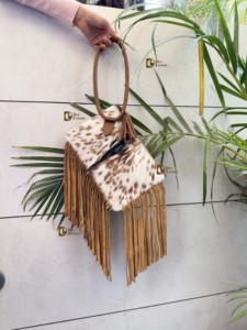 Sac à bandoulière en cuir de fourrure de vachette de style occidental nouveau sac à main multi-usage de bohème de créateur avec fermeture à glissière pour femmes - Product Image 6