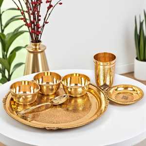 Juego de Cena Thali de Latón Estilo Mughlai Duradero de 7 Piezas con Diseño Dorado en Relieve y Borde de Cuentas para Uso Doméstico - Product Image 1