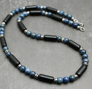 Collar de Piedras Naturales de Dumortierita Azul Denim y Obsidiana Negra para Hombre, con Flecos y Cuentas Hechos a Mano - Product Image 1